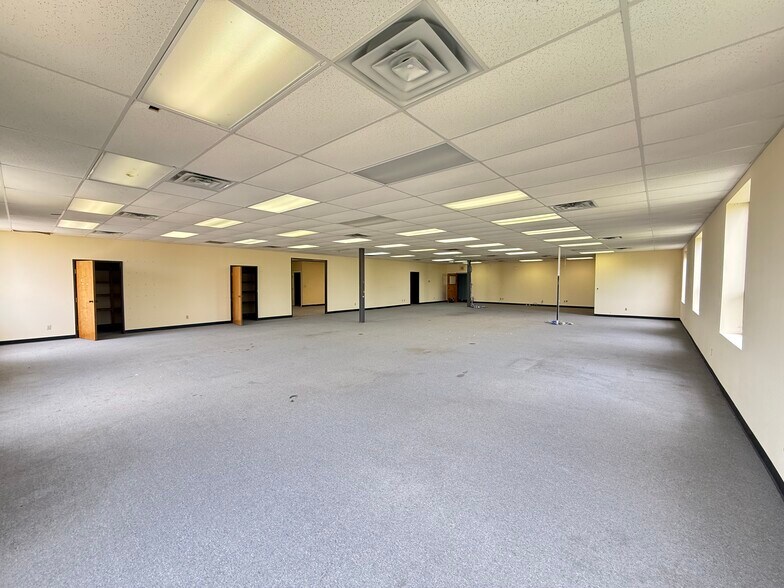 More Photos Of 1606 Headway Cir, Austin Light Manufacturing For Lease
