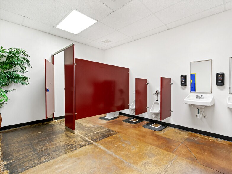 More Photos Of 125 S Main St, Hendersonville Storefront For Sale