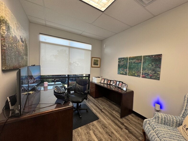 More Photos Of 7400-7440 NW River Park Dr, Parkville General Retail For Lease