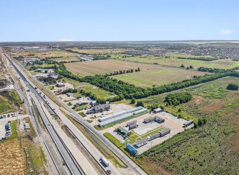 More Photos Of 1309 N Stemmons St, Sanger Self Storage For Sale