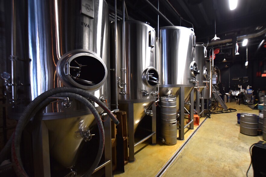 More Photos Of 5604 York Rd, Baltimore Storefront For Lease