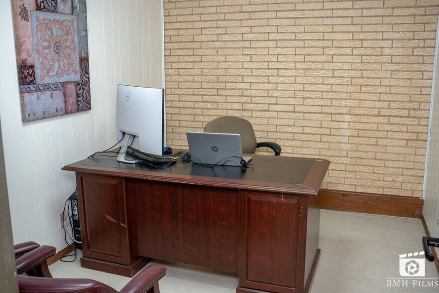 More Photos Of 707-709 N Palestine St, Athens Medical For Lease