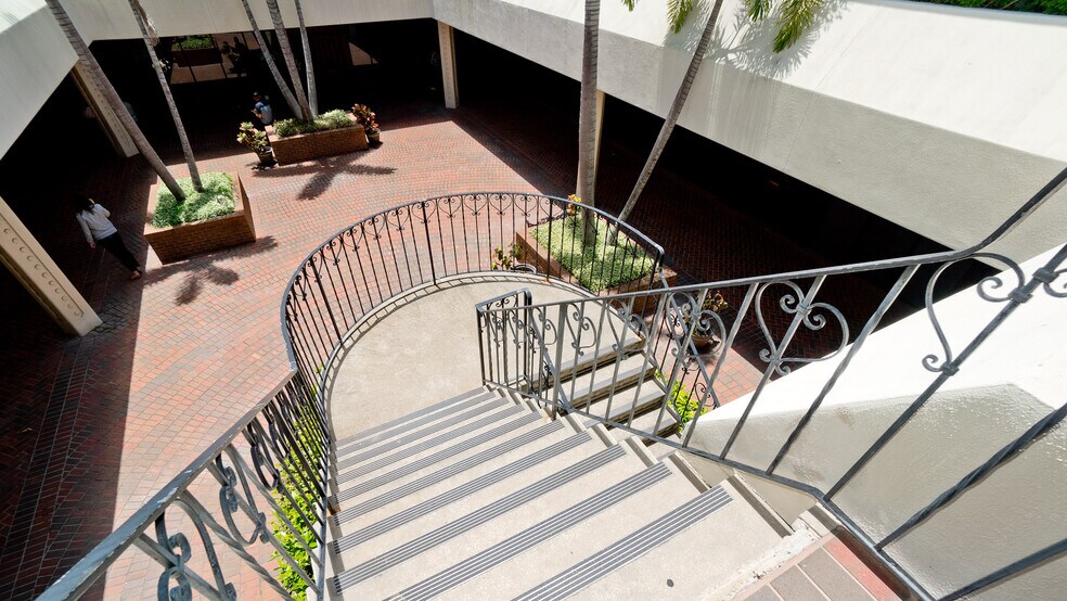 More Photos Of 2033 Wood St, Sarasota Medical For Lease