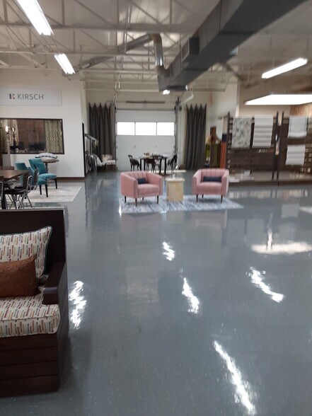 More Photos Of 136-140 Leslie St, Dallas Showroom For Lease