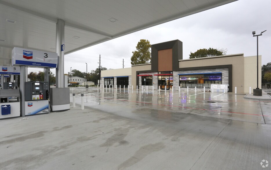 Primary Photo Of 914 W Greens Rd, Houston General Retail For Sale