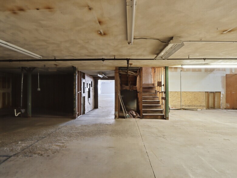 More Photos Of 5340-5346 W Glendale Ave, Glendale Freestanding For Lease