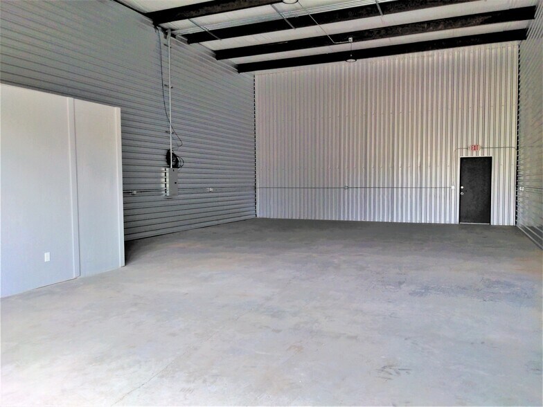 More Photos Of 271 N Star Ave, Panama City Warehouse For Lease
