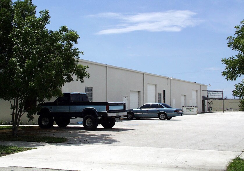 More Photos Of 1372-1374 N Killian Dr, West Palm Beach Warehouse For Lease