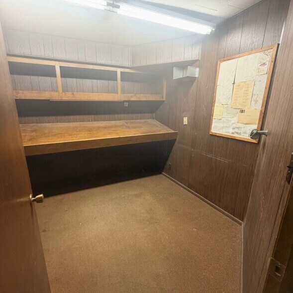 More Photos Of 217 E 8th St, Cozad Flex For Sale