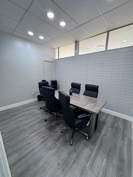 More Photos Of 2700 S Tamiami Trl, Sarasota Medical For Lease