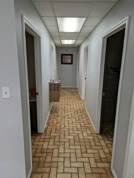 More Photos Of 1024 S 25th St, Van Buren Distribution For Lease