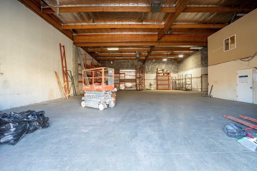 More Photos Of 39360 3rd St E, Palmdale Warehouse For Lease