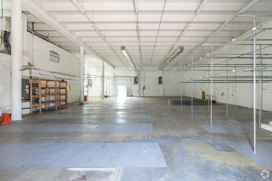 More Photos Of 3061 NW 24th St, Miami Warehouse For Lease