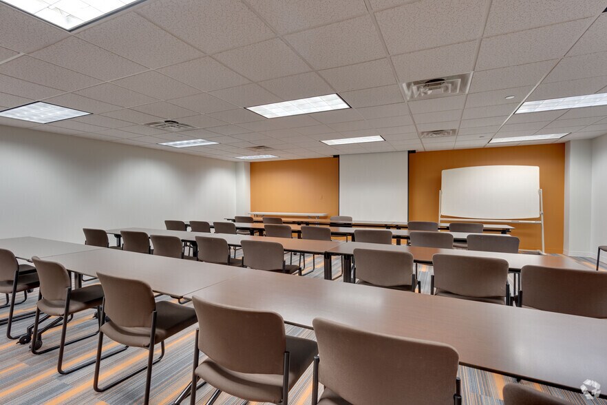 More Photos Of 750 Warrenville Rd, Lisle Office For Lease