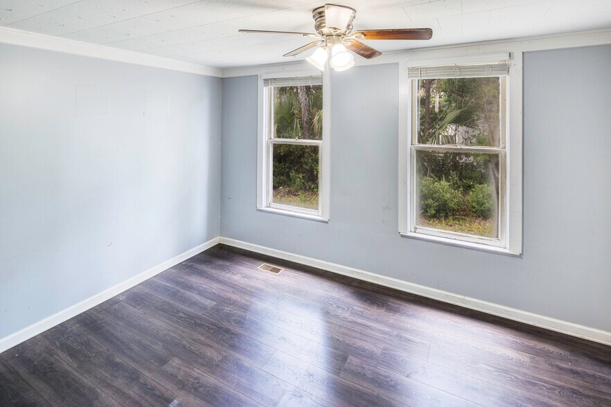 More Photos Of 290 E King Ave, Kingsland Office For Sale