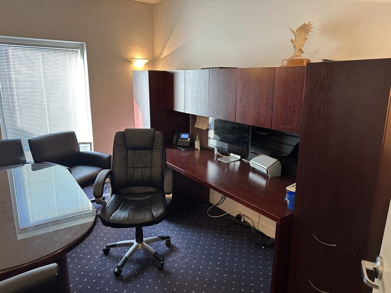 More Photos Of 1314 Burch Dr, Evansville Office For Sale