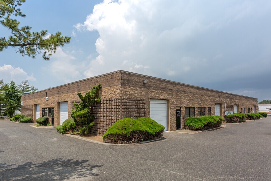 More Photos Of 281 Skip Ln, Bay Shore Warehouse For Lease