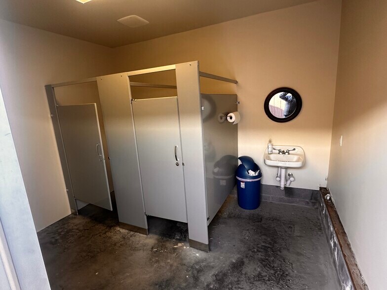 More Photos Of 522A S Main St, Broadway Flex For Sale