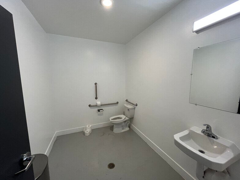 More Photos Of 153 Vallejo St, Denver Warehouse For Lease