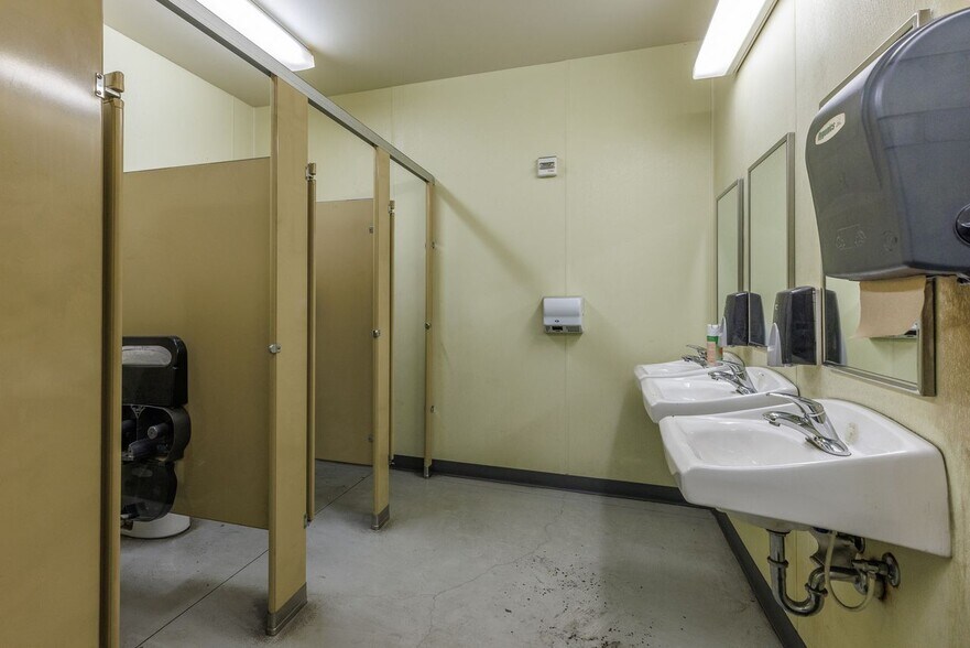 More Photos Of 1151 Industry Rd, Sturgis Manufacturing For Sale