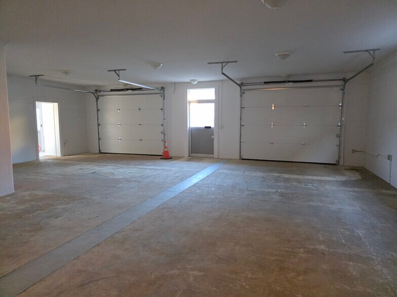 More Photos Of 520 S Prospect Ave, Hartville Flex For Lease
