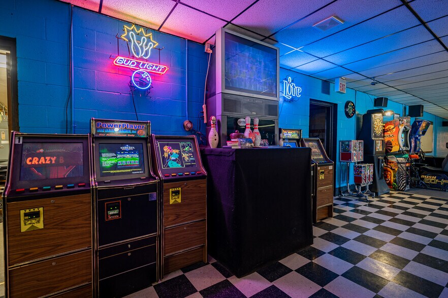 More Photos Of 675 Grant St, Winneconne Bowling Alley For Sale