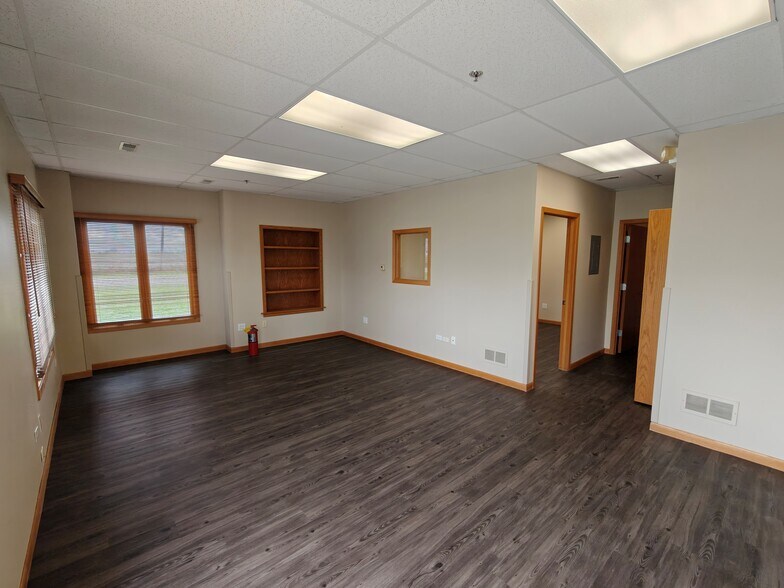 More Photos Of 633 Enterprise Ave, Dekalb Warehouse For Sale