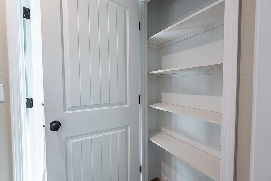 More Photos Of 1225 E Paragon, Springfield Specialty For Sale