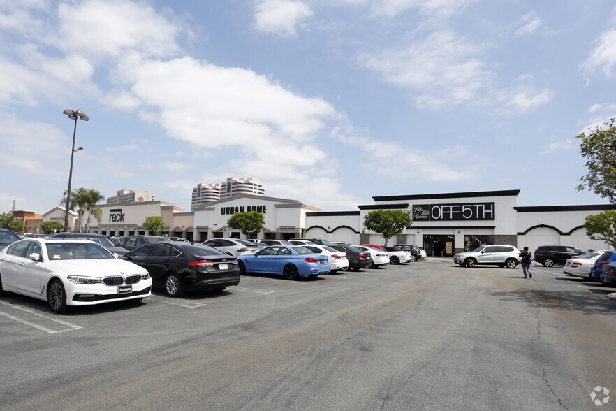 More Photos Of 21470-21500 Victory Blvd, Woodland Hills General Retail For Lease