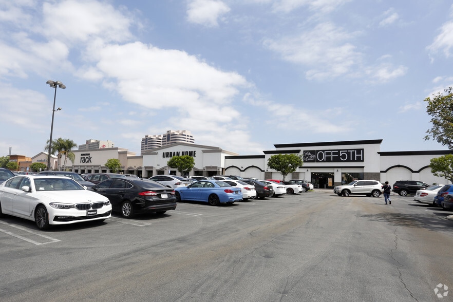 More Photos Of 21470-21500 Victory Blvd, Woodland Hills General Retail For Lease