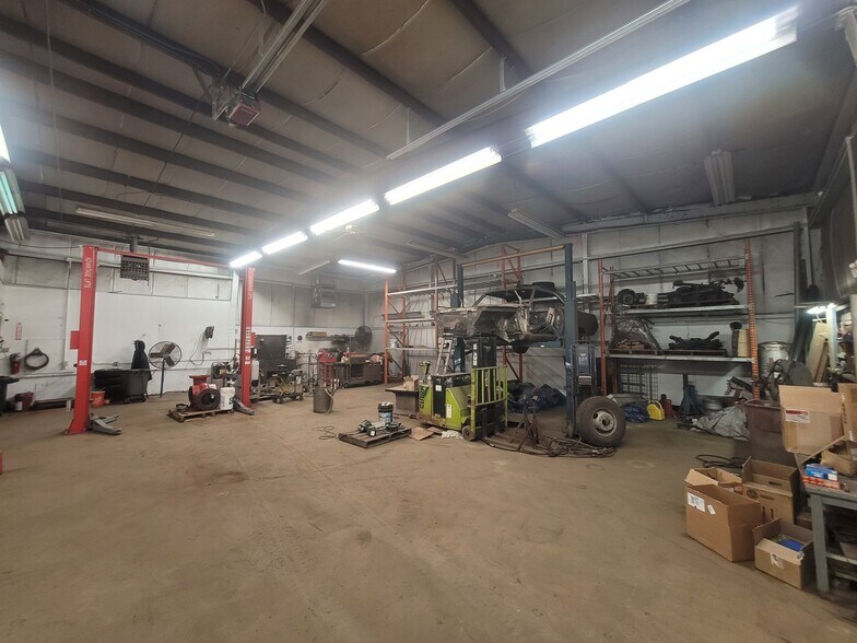 More Photos Of 9947 Express Dr, Highland Warehouse For Lease