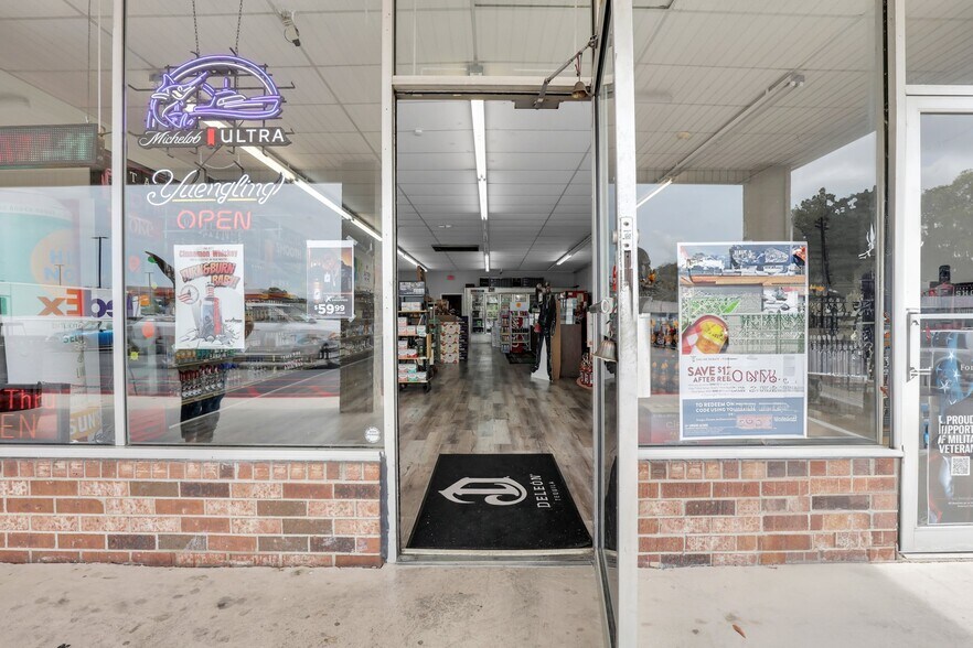 More Photos Of 105-149 W Hendry St, Hinesville Storefront For Lease