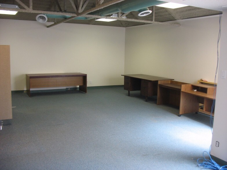 More Photos Of 3132 26 St NE, Calgary Storefront Retail Office For Sale