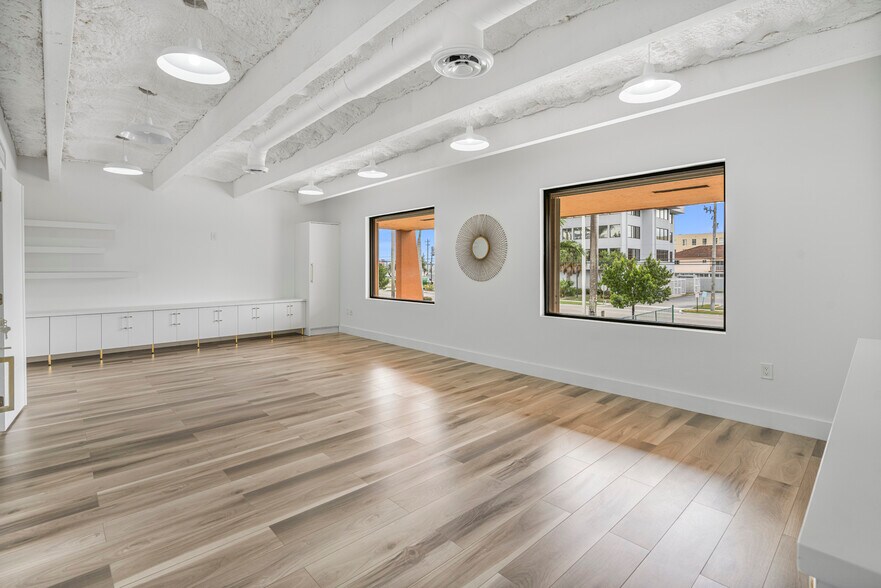 More Photos Of 2075-2129 W 76th St, Hialeah Showroom For Lease