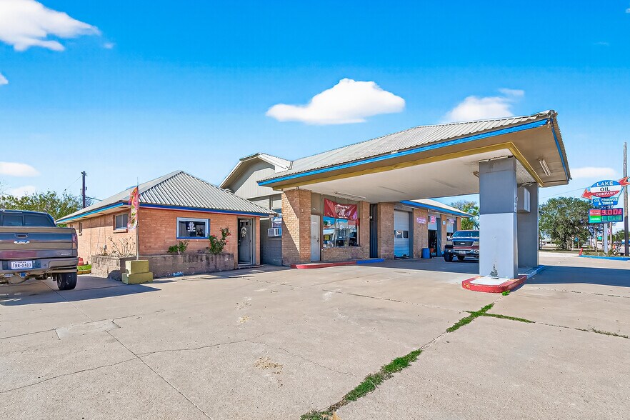 More Photos Of 917 E Main St, Eagle Lake Service Station For Sale