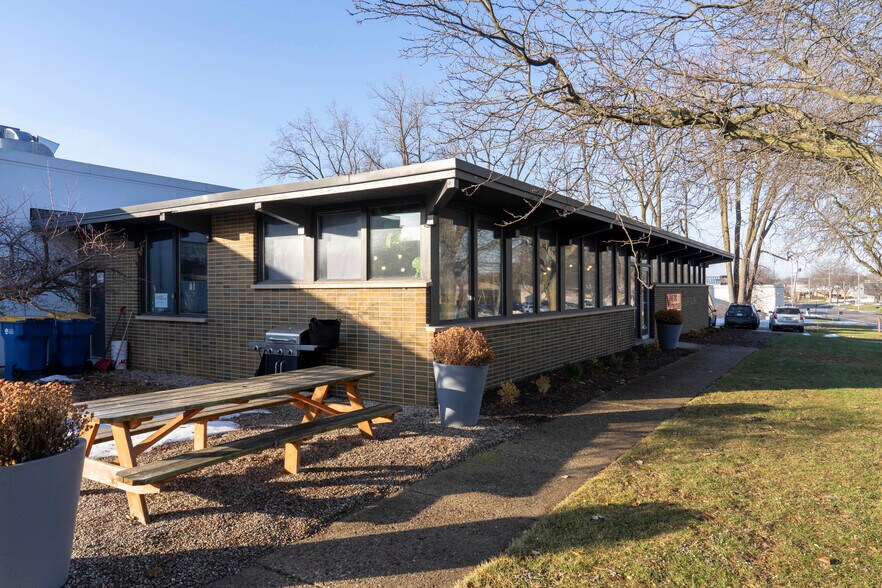 More Photos Of 2350 Oak Industrial Dr NE, Grand Rapids Warehouse For Lease