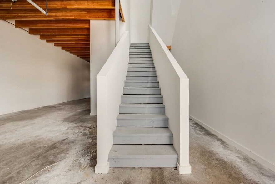 More Photos Of 4763 Algiers St, Dallas Loft Creative Space For Sale
