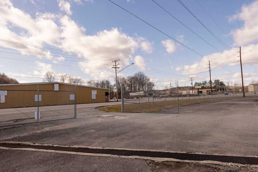 More Photos Of 712 Industrial Ln, Oneida Distribution For Sale