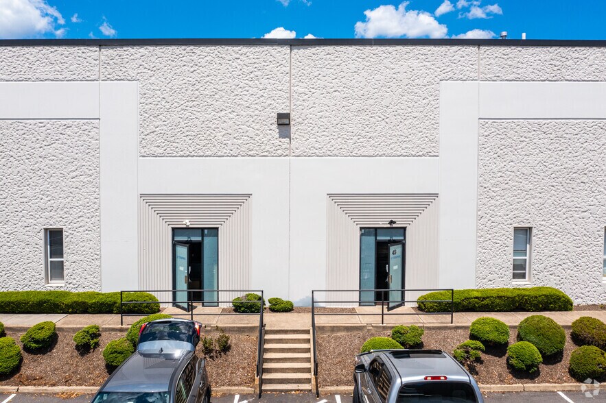 More Photos Of 45 Runway Rd, Levittown Warehouse For Lease