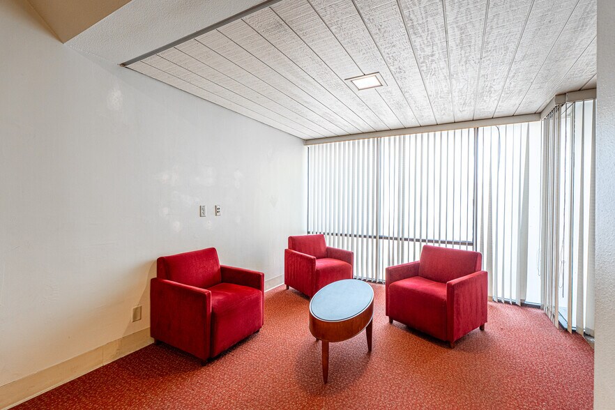 More Photos Of 2495 Lakeshore Dr, Lake Elsinore Bank For Sale