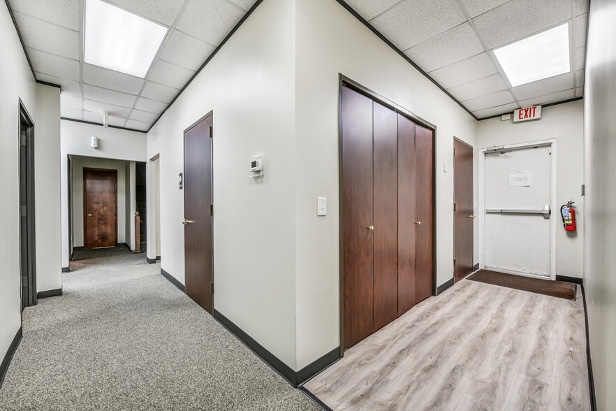 More Photos Of 2401 Parkwood Ave, Friendswood Office For Sale