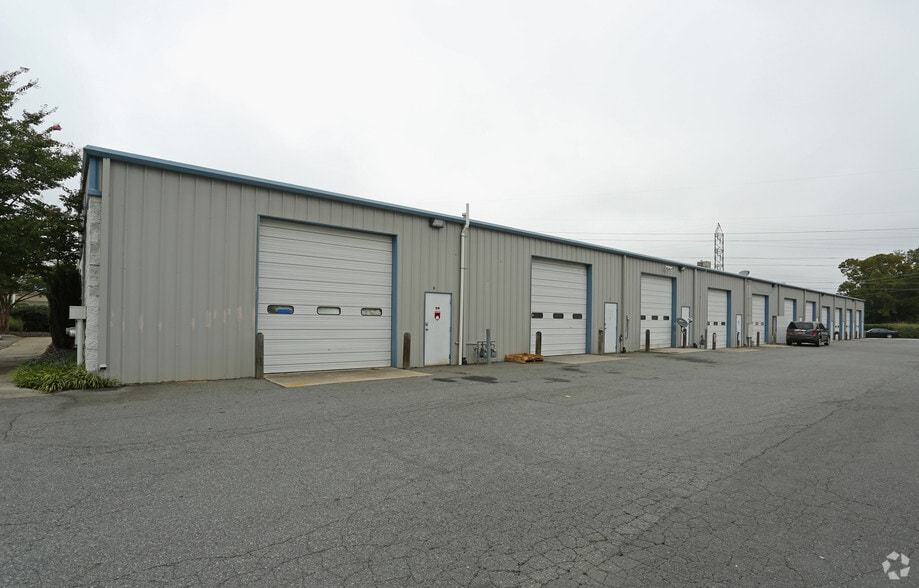 More Photos Of 714-730 Montana Dr, Charlotte Unknown For Lease