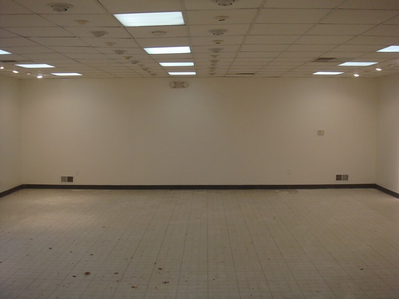 More Photos Of 1173-1175 Green St, Iselin Storefront Retail Office For Sale