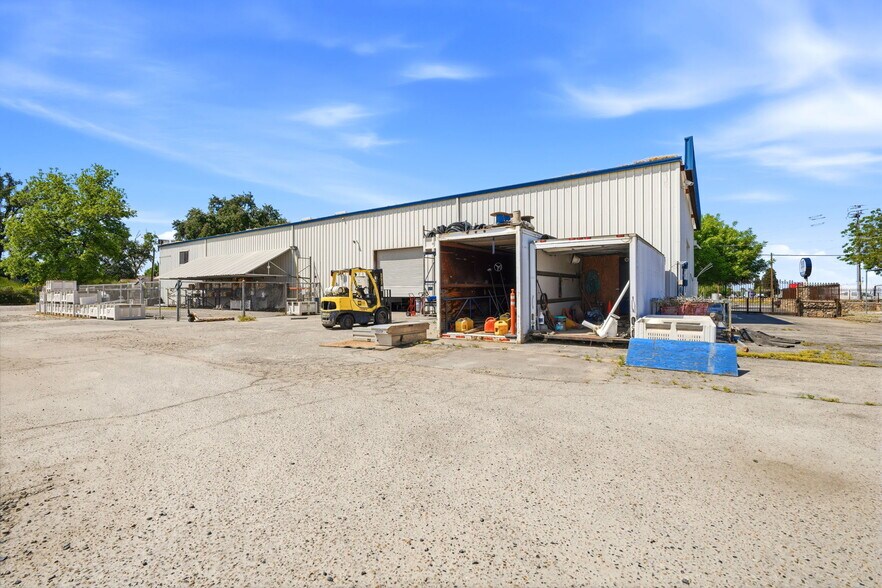 More Photos Of 1260 Buttonwillow Ave, Reedley Warehouse For Sale