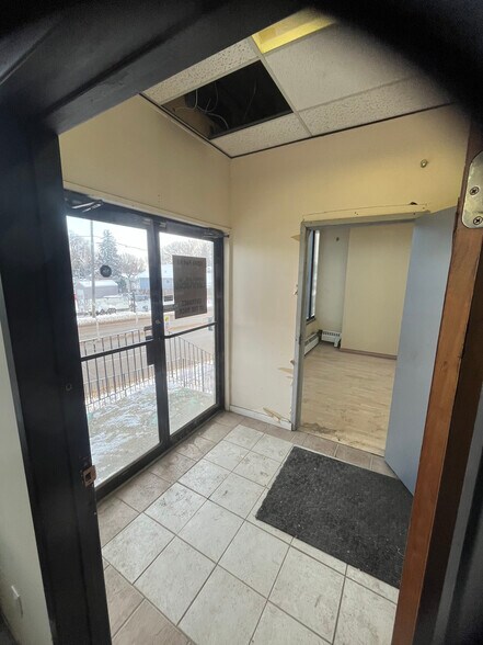 More Photos Of 12046 Fort Rd NW, Edmonton Apartments For Lease