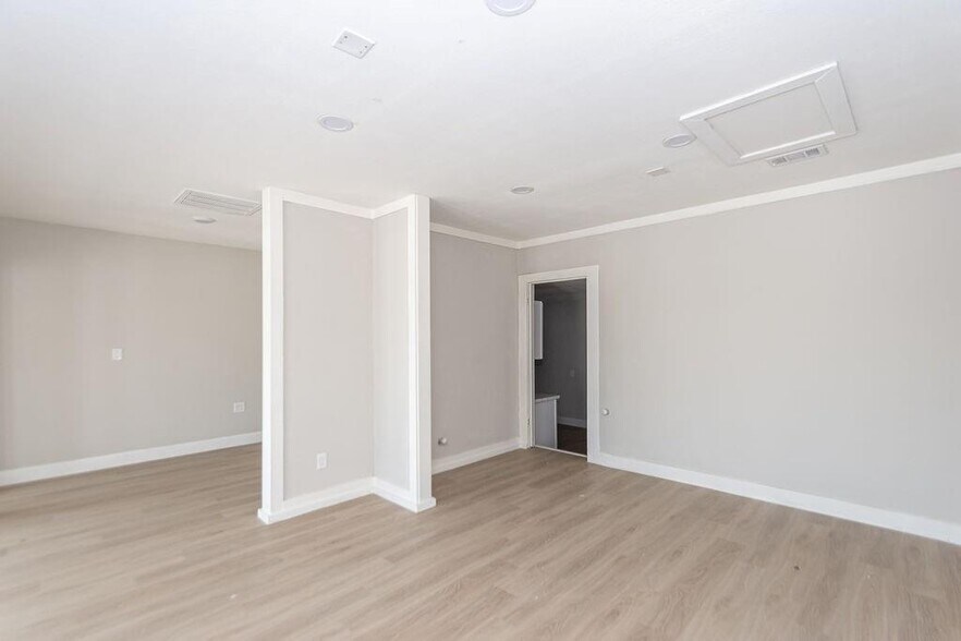 More Photos Of 2809 Market St, Baytown Office Residential For Lease