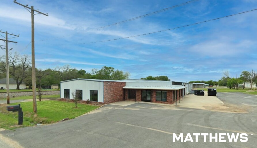 Primary Photo Of 224 W Division St, Pilot Point Manufacturing For Sale