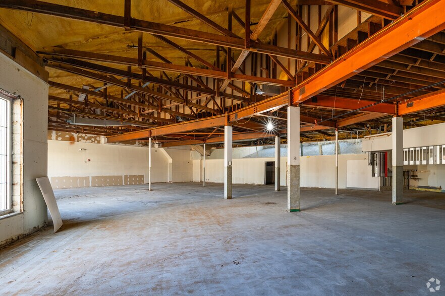 More Photos Of 297 Boston Post Rd, Wayland Storefront For Sale