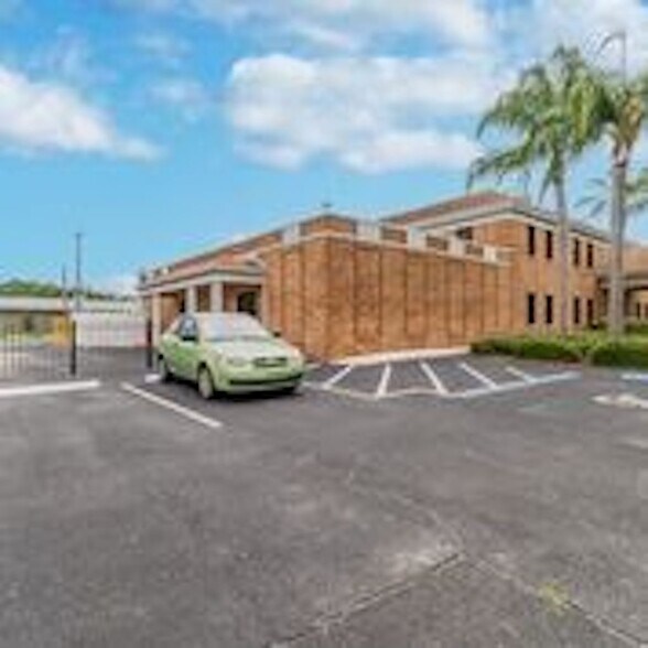 More Photos Of 5501 W Gray St, Tampa Office For Lease