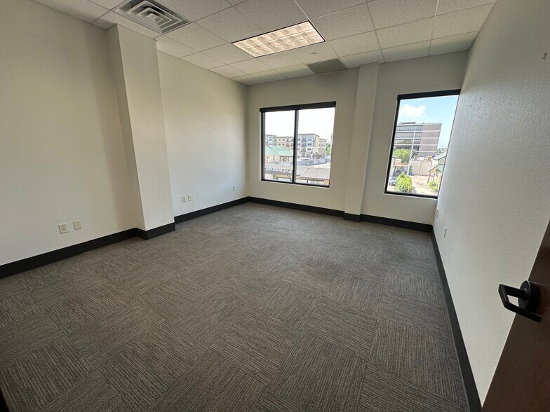 More Photos Of 400 W Oak St, Denton Office For Lease